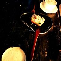 Crumble cake and soy milk latte + caramel latte - YUM at Slunch Factory - 슬런치 팩토리 in Seoul