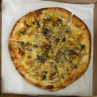 Mushroom Pizza at Real Food 真食 - South Beach in Central Singapore