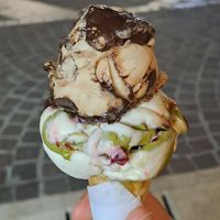Vegan cremino (sopra) e yogurt di soia con crema di pistacchio e ribes (sotto). at Gelateria Malu in Jesolo