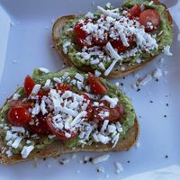 Und es kommt wirklich so wie die Fotos in Google Maps, Avocado das original sehr lecker.  at Cafe YOU in Cape Coral