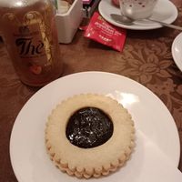 Vegan cookie with blueberry jam filling & iced tea at Pasticceria Ponte delle Paste in Venice