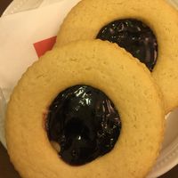 Shortcrust biscuits with berry jam at Pasticceria Ponte delle Paste in Venice