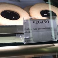 Shortcrust biscuits with blueberry jam  at Pasticceria Ponte delle Paste in Venice