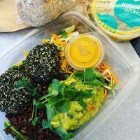 Burger - Patties aus Bohnen, Gemüse (Rohkost), Vollreis  at Organico in Stockholm