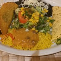 Taco en quesedilla met bonen, rijst, salade.
Als bijgerecht krulfrietjes (niet op foto, maar wel heel lekker) .  at Yucatan in Leeuwarden