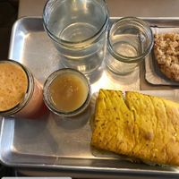 Brunch - hommus toast, chá, suco, torta de maçã e maçã em pasta com granola at PUR etc - Grand Rue in Strasbourg