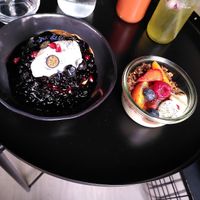 Pancakes et granola bowl at Joy Healthyfood in Montpellier