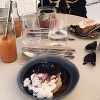 Blueberries pancakes + porridge de graine de chia à la framboise + Carrot cake + jus frais maison  at Joy Healthyfood in Montpellier