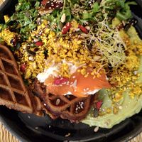 Waffletoast mit Rührtofu und Salat at Joy Healthyfood in Montpellier