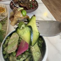 Plato del día: alverjas, zucchine marinado, alcachofa y otras cositas   at Joy Healthyfood in Montpellier