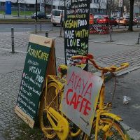 Cartel en la esquina indicando dónde está el sitio at ATAYA in Berlin