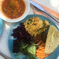 Vasárnaponként svédasztalos vegan finomságok.  at ATAYA in Berlin