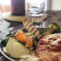 Ravioli vegani al sugo di pomodoro e insalata. Un pranzo perfetto. at ATAYA in Berlin