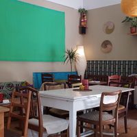 Decoración africana y europea combinada con flores y plantas.  at ATAYA in Berlin