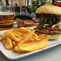 Vegan bacon-cheese burger at San Wich in Cadiz