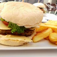 Hamburguesa vegana de berenjena con queso y bacon vegano at San Wich in Cadiz