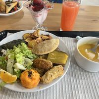 Plato del menú. Sopa+plato+saladitos+postre+café. Todo vegano 🥰  at O Canteiro in Setubal