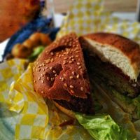 Miti miti 🍔 Croqueta de lenteja y croqueta de garbanzos🍔 at Verde in Bogota