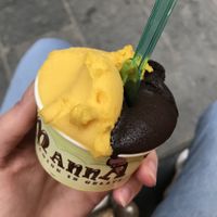 Mango and dark chocolate (both vegan) at Manna Gelats in Barcelona