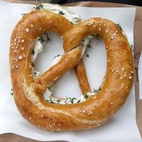 brezel mit veganem frischkäse und kresse 2,99€ at Alnatura in Meerbusch