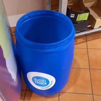 kronkorken hier rein (hinter der kasse, wo man normalerweise seine einkäufe einpackt) at Alnatura in Meerbusch