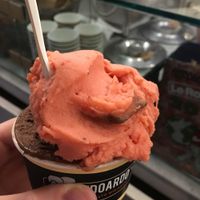 Vegan dark chocolate and strawberry gelato at Edoardo - Piazza del Duomo in Florence
