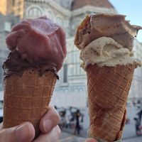 The cone is also vegan! 
Los mejores helados veganos, el cono también es vegan, deliciosooos y con una excelente vista at Edoardo - Piazza del Duomo in Florence