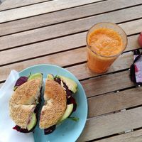 Bagel houmous, avocat, betterave at Taste in Luebeck