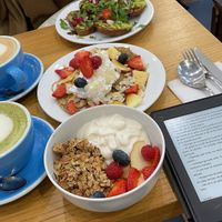 Yogurt y granola, panqueques y tostadas de palta at Cloud Cakes - Mandar in Paris