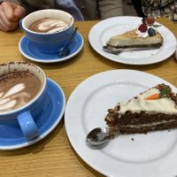 Carrot cake, cheesecake and two hot chocolates at Cloud Cakes - Mandar in Paris