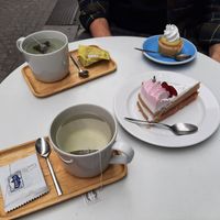 Victoria Sponge cake with a cupcake and Kusmi tea (white Anastasia and green Jasmine) at Cloud Cakes - Mandar in Paris