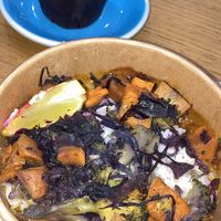 Riz basmati, légumes grillés au four (patate douce/brocoli), sauce curry, lait de coco, citron vert, tofu fumé - muffin pumpkin/chocolat  at Cloud Cakes - Mandar in Paris