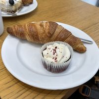 Croissant et cupcake red velvet  at Cloud Cakes - Mandar in Paris