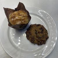 Lemon, cranberry and poppy seeds muffin & chocolat and pecan nuts cookie #Veganuary at Cloud Cakes - Mandar in Paris