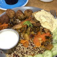 Cloud bowl : falafel, légumes rôtis (carottes, pommes de terre, choux de Bruxelles), quinoa, houmous, concombre et sauce au houmous + muffin citron/cranberry   at Cloud Cakes - Mandar in Paris