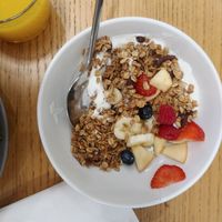 Muesli with fresh fruit at Cloud Cakes - Mandar in Paris