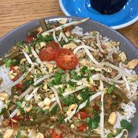 Cloud bowl : riz, mélange gado-gado, coriandre, tomates cerises, cacahuètes, pousses de soja, sauce au beurre de cacahuètes + banana bread muffin   at Cloud Cakes - Mandar in Paris