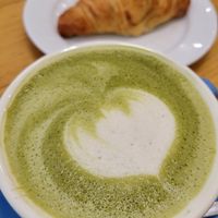 Matcha latte and a croissant at Cloud Cakes - Mandar in Paris