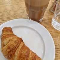 Vegan croissant and mocaccino at Cloud Cakes - Mandar in Paris