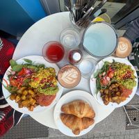 Brunch part 1 (croissants, tofu scramble, and drinks) at Cloud Cakes - Mandar in Paris
