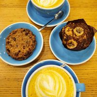 Golden latte, cookie et muffin banana bread at Cloud Cakes - Mandar in Paris