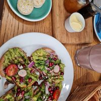 avocado toast and banana strawberry smoothie at Cloud Cakes - Mandar in Paris