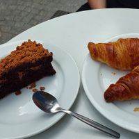 Chocolate speculaas gateau and croissant at Cloud Cakes - Mandar in Paris