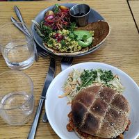 Café glacé, latté, sloppy joe burger et tofu pancakes at Cloud Cakes - Mandar in Paris