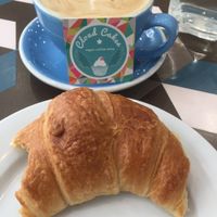 Latte and croissant at Cloud Cakes - Mandar in Paris
