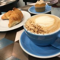 Pumpkin Spice Latte and Muffin + vegan Criossant at Cloud Cakes - Mandar in Paris