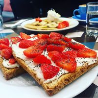 Cream cheese and strawberry toast at Cloud Cakes - Mandar in Paris