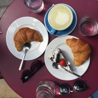 Matcha latte, vegan croissants and chocolate cake at Cloud Cakes - Mandar in Paris