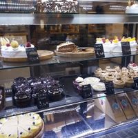 Large choix de gâteaux at Cloud Cakes - Mandar in Paris