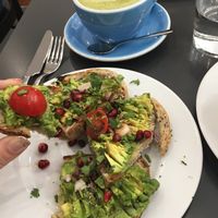 Avocado toast and matcha latte at Cloud Cakes - Mandar in Paris